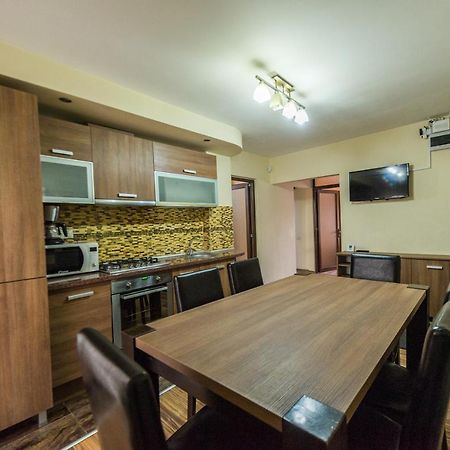 פיטסטי Apartament Carol Davila מראה חיצוני תמונה