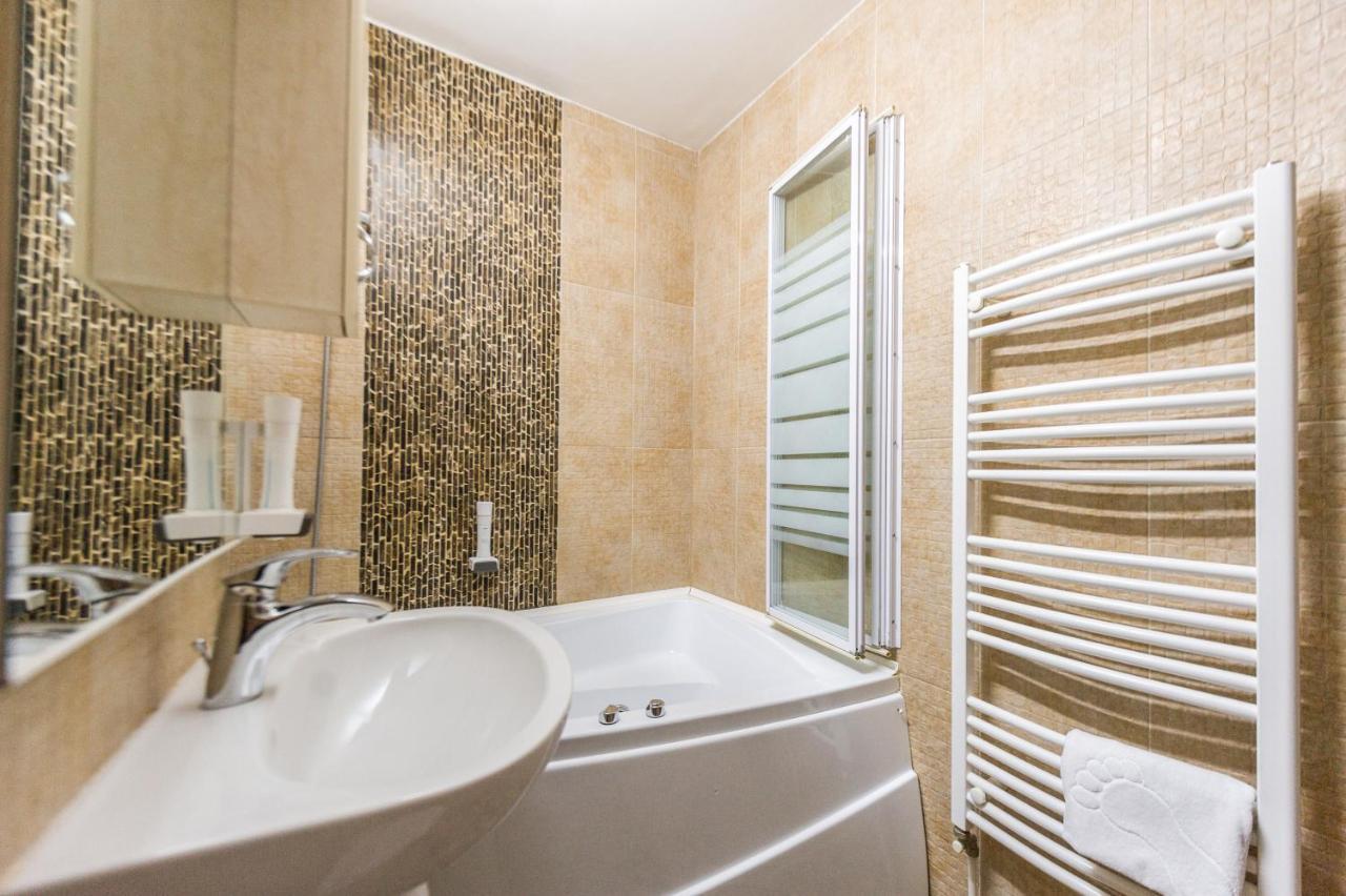 פיטסטי Apartament Carol Davila מראה חיצוני תמונה